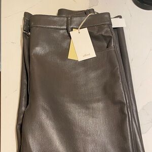 Aritzia Melina Cropped Pant BNWT Classy grey/taupe no longer in stores!